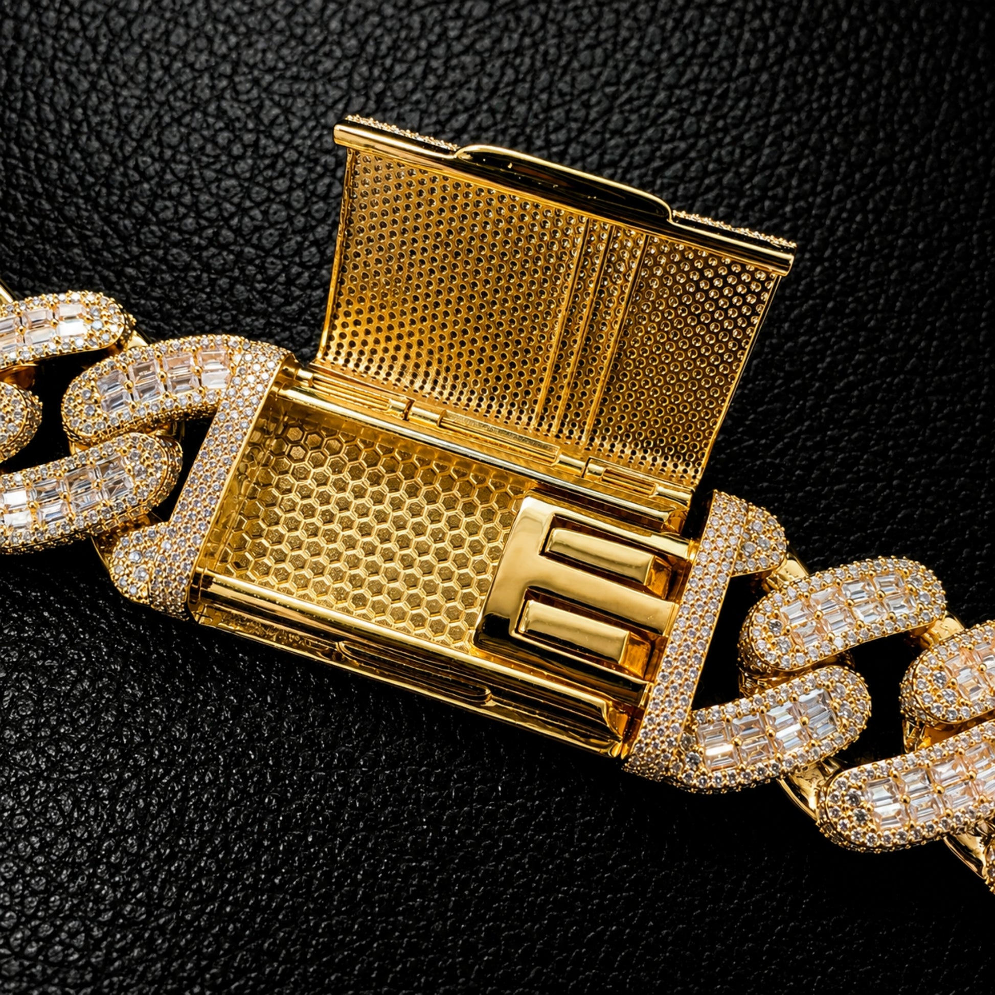 Oversized box clasp with safety lock on the 28mm Cuban link chain
