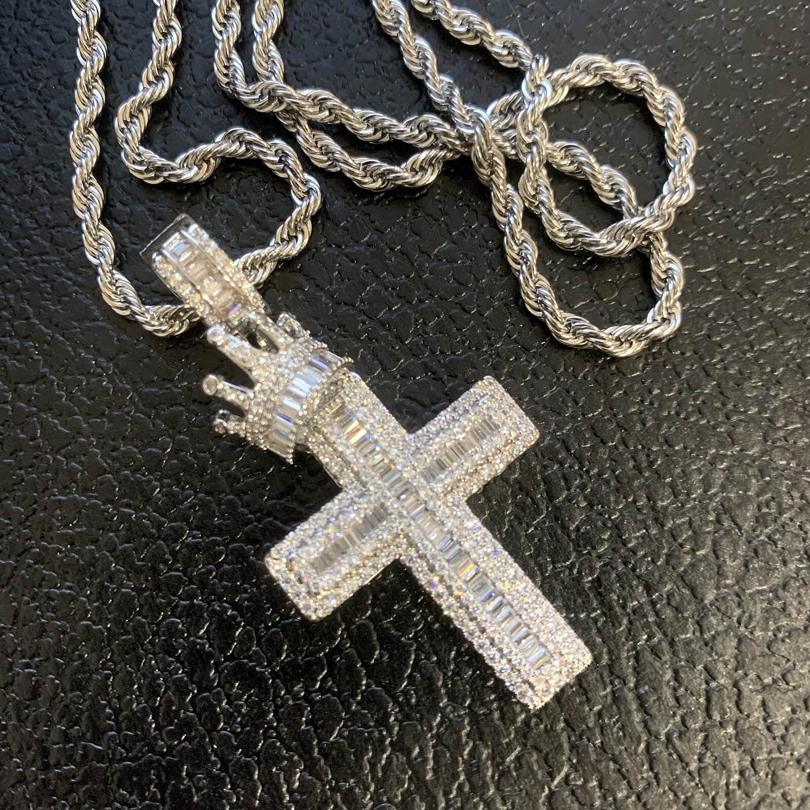 Dimensions and specifications of ICEDIAMOND STAND TALL pendant necklace
