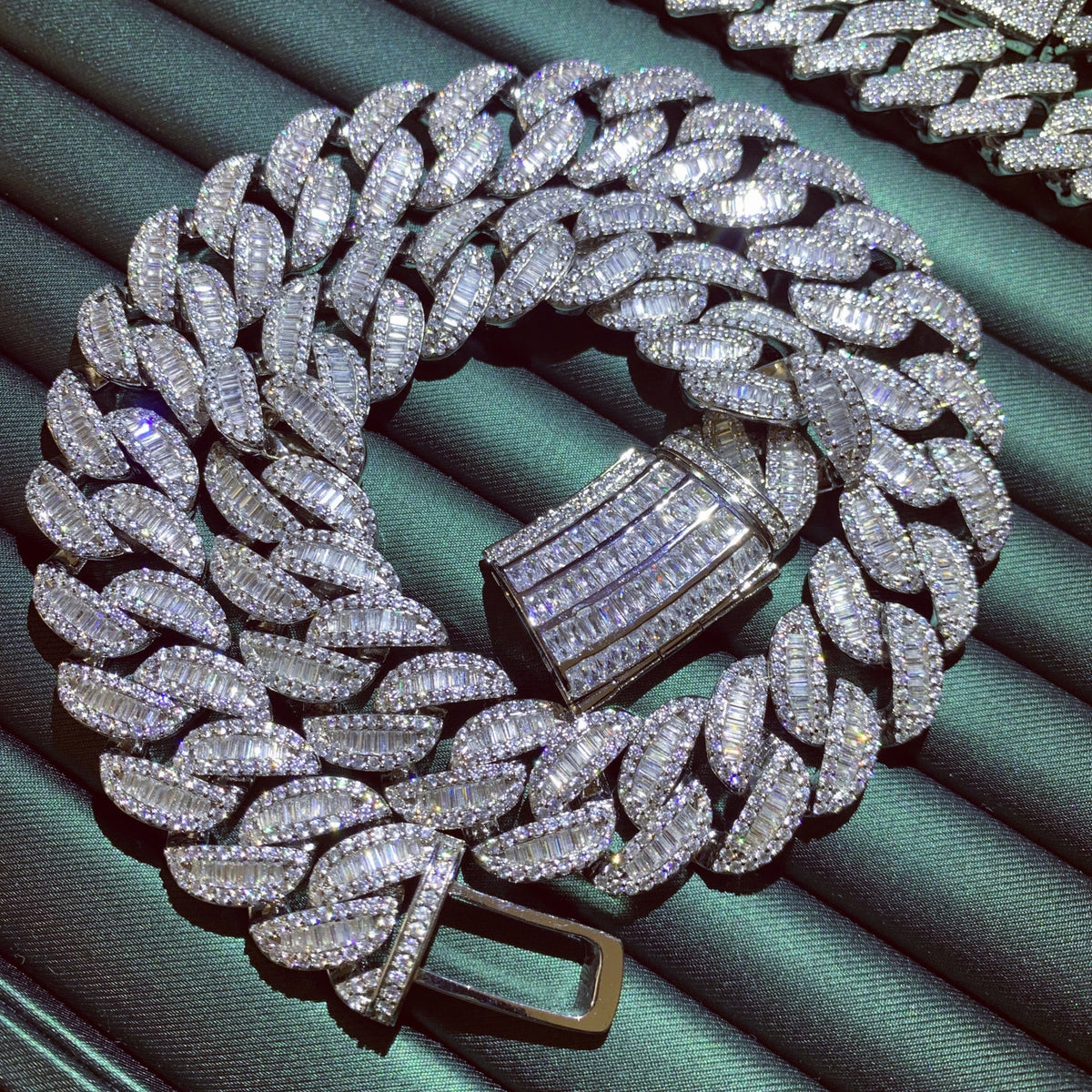 BEND THE RULES | 20mm Arc Baguette Cuban Chain