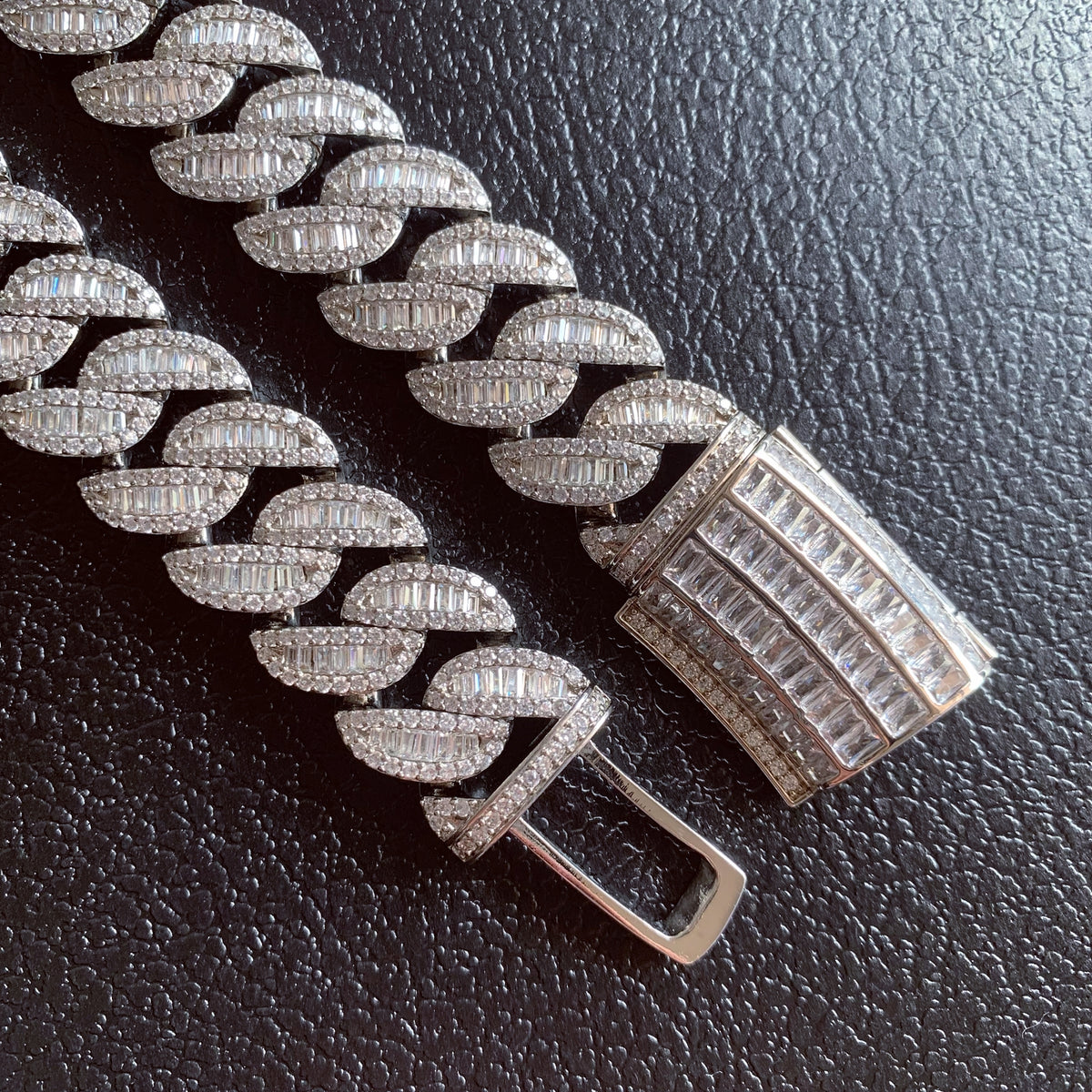 BEND THE RULES | 20mm Arc Baguette Cuban Chain