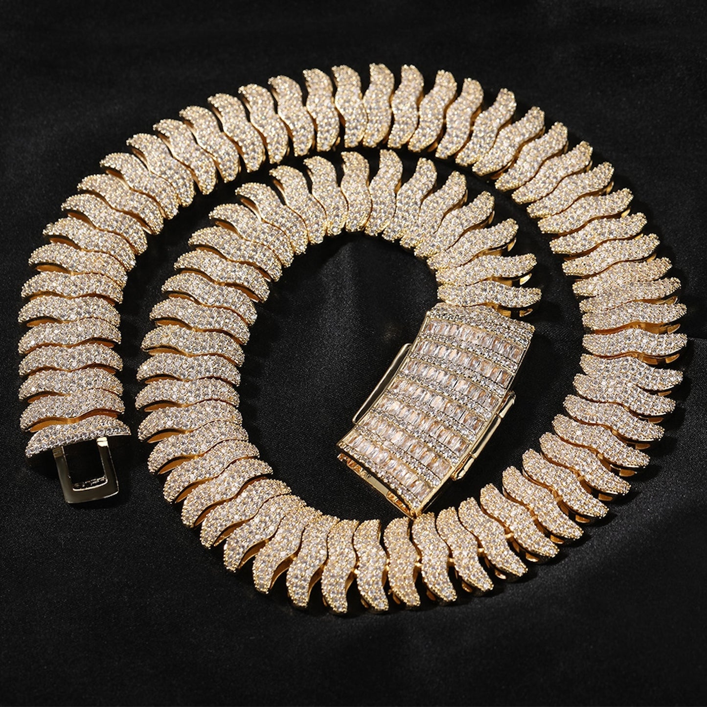 SET THE PACE | 22mm Iced Sculpted Cuban Chain