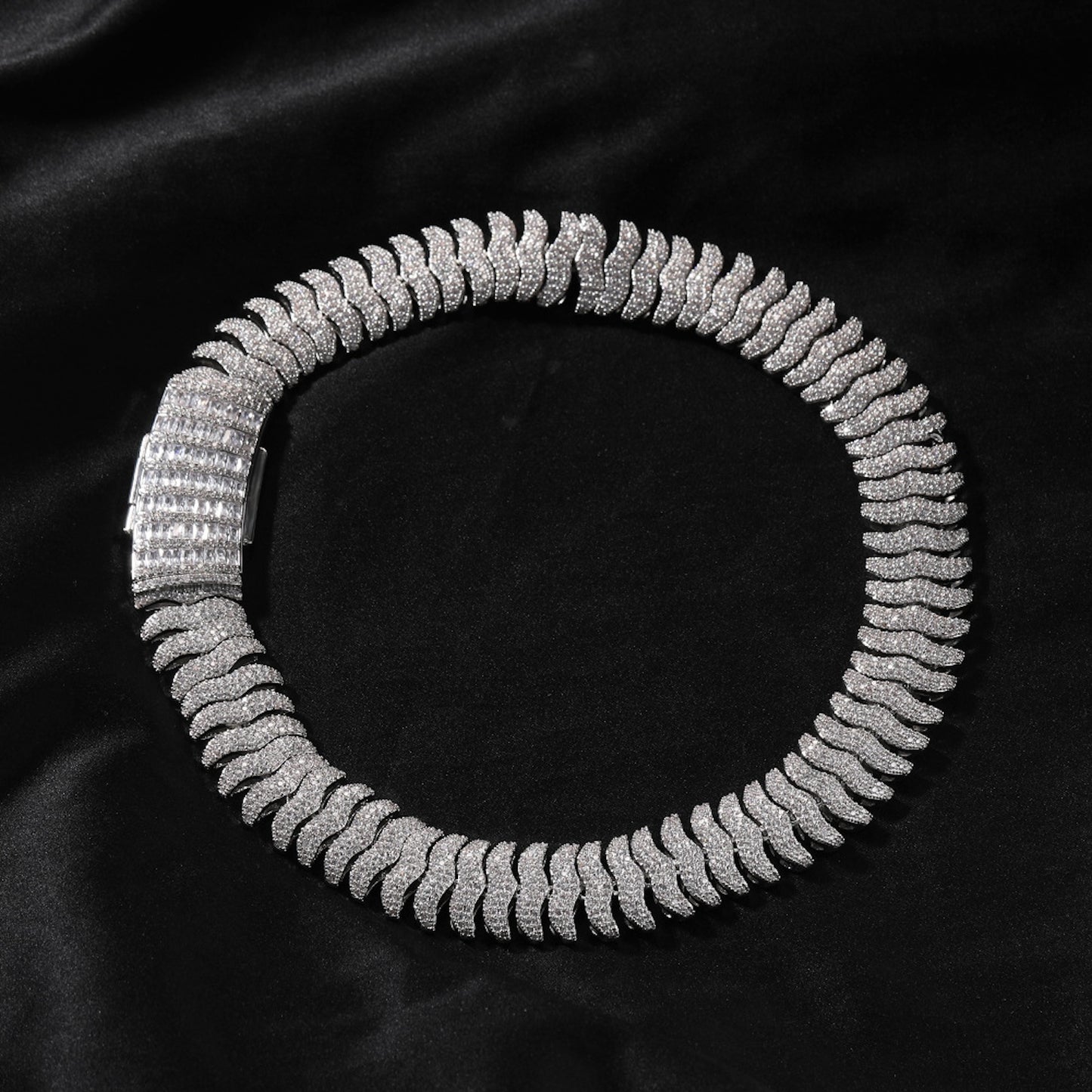 SET THE PACE | 22mm Iced Sculpted Cuban Chain