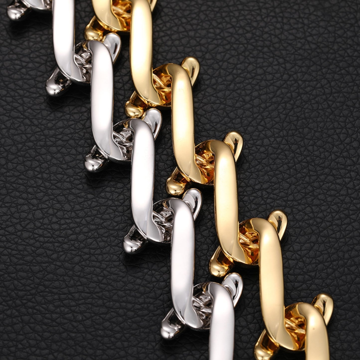 HOOKED ON MOTION | 23mm Iced Interlocking Link Chain