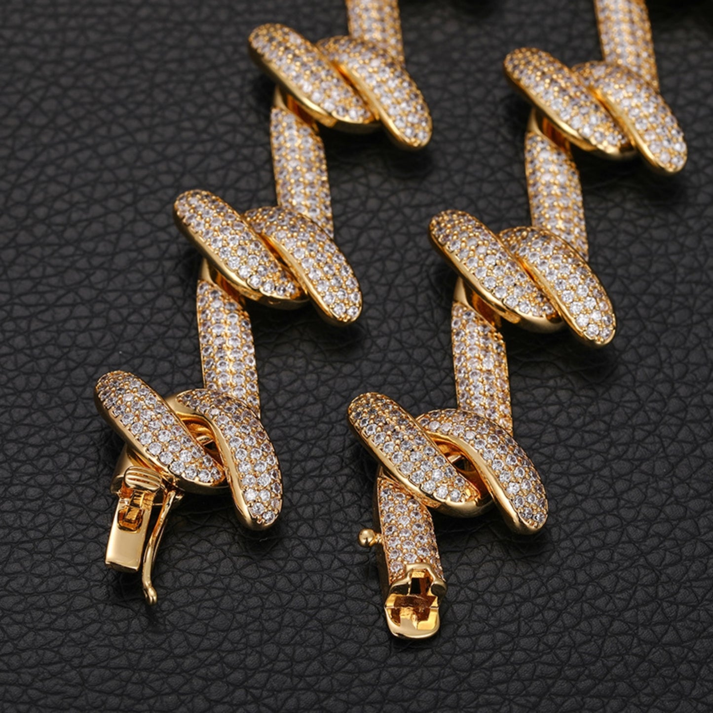 HOOKED ON MOTION | 23mm Iced Interlocking Link Chain