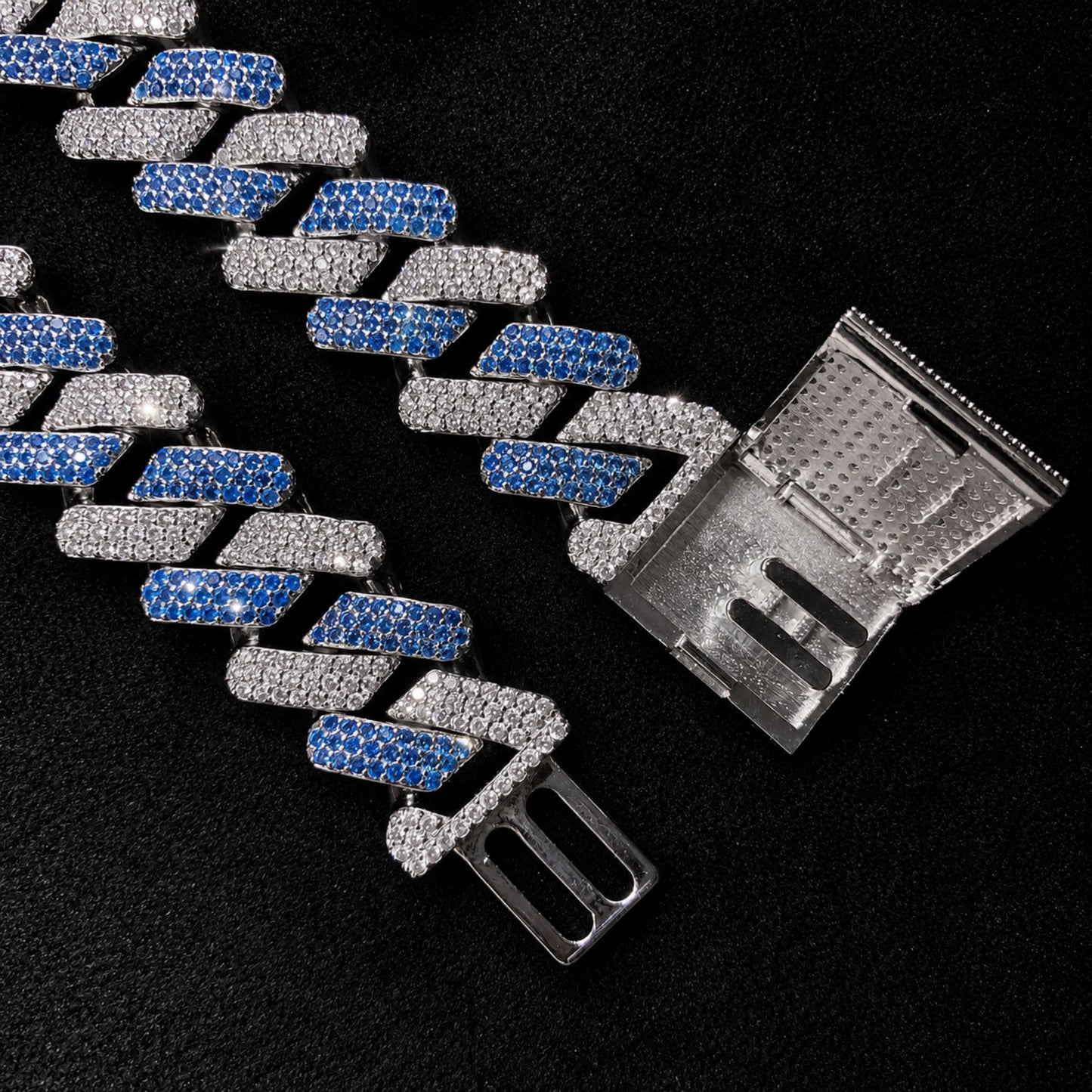 Box clasp detail of the ICEDIAMOND KEEP YOUR COOL Cuban chain necklace.
