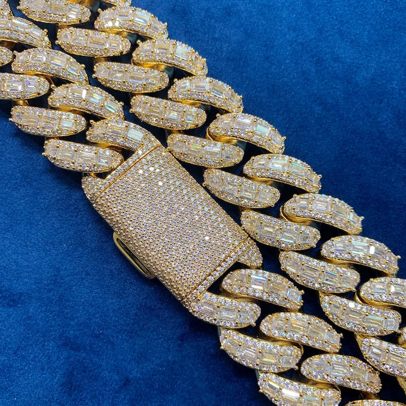 Fully iced box clasp detail on 25mm Cuban chain