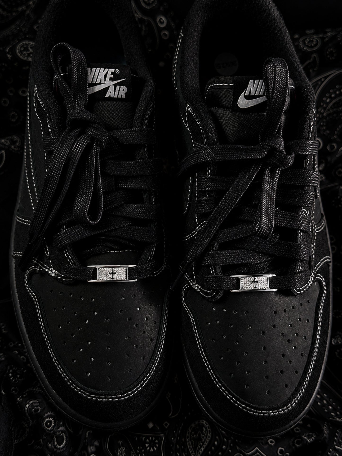 ICEDIAMOND Sneaker jewelry installed on shoelaces
