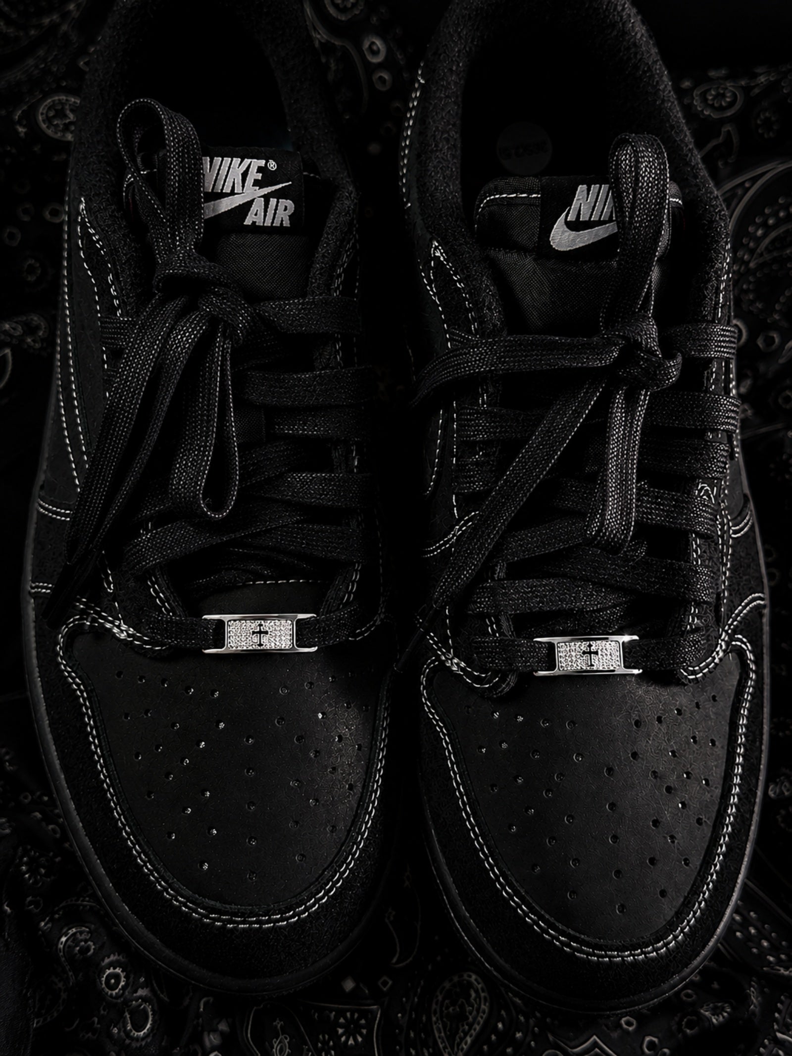 ICEDIAMOND Sneaker jewelry installed on shoelaces
