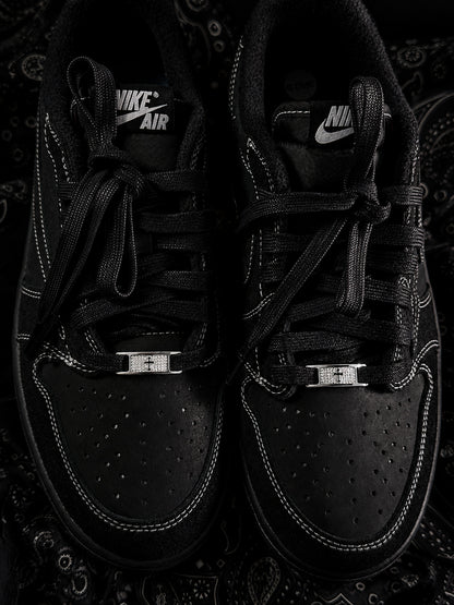 ICEDIAMOND Sneaker jewelry installed on shoelaces

