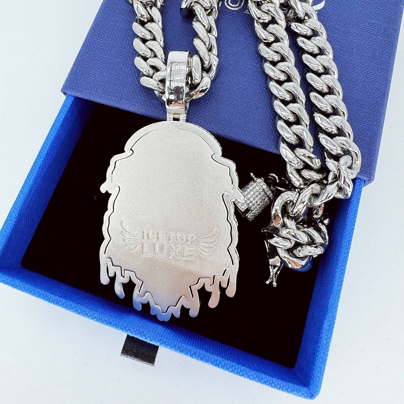 Sandblasted matte back finish of the STAY TRUE sculptural pendant
