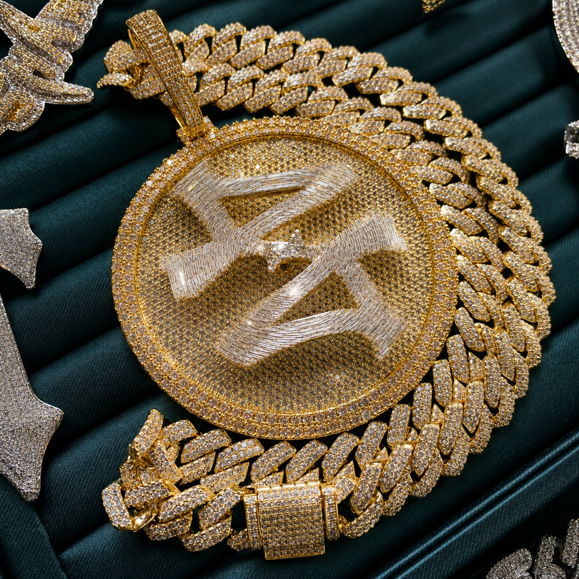 Interactive rotating centerpiece of the ICEDIAMOND TURN THE GAME pendant in motion.
