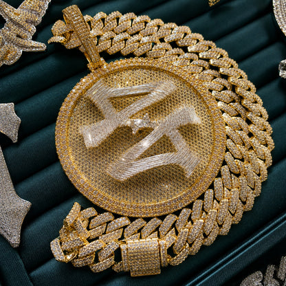 Interactive rotating centerpiece of the ICEDIAMOND TURN THE GAME pendant in motion.
